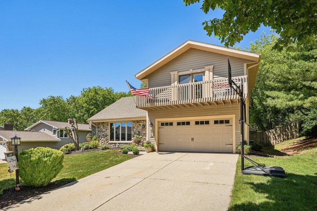 Photo of 2814 Buckingham COURT, Waukesha, WI 53188 (MLS # 1972784)