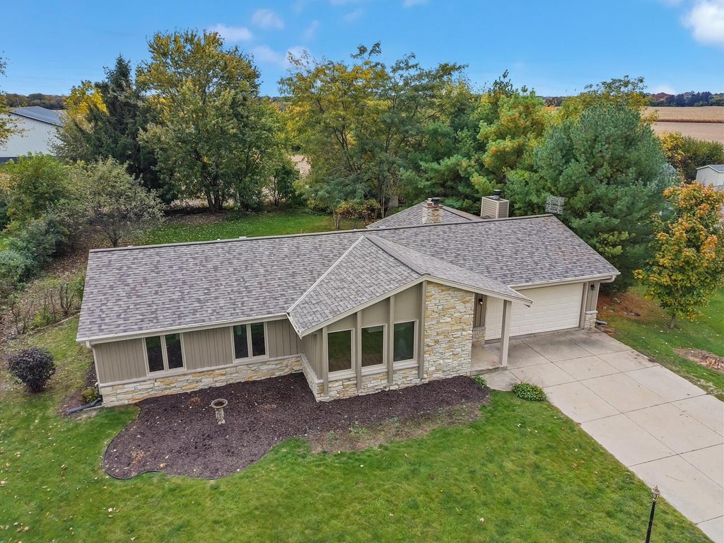 Photo of 707 Old Prospectors TRAIL, Eagle, WI 53119 (MLS # 1985052)