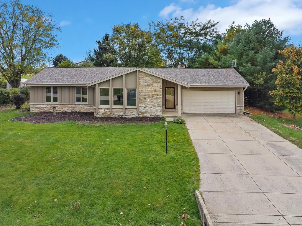 Photo of 707 Old Prospectors TRAIL, Eagle, WI 53119 (MLS # 1985052)