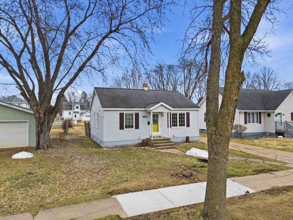 Photo of 505 S Ash AVENUE, Marshfield, WI 54449 (MLS # 22601303)