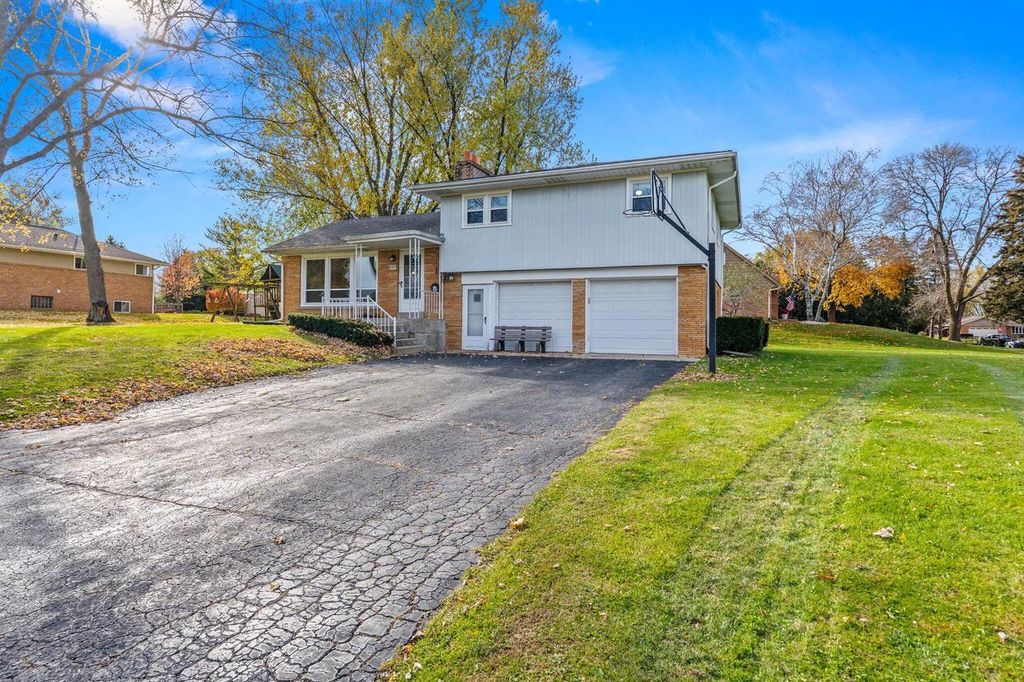 Photo of 3465 Wilshire ROAD, Brookfield, WI 53045 (MLS # 1942695)