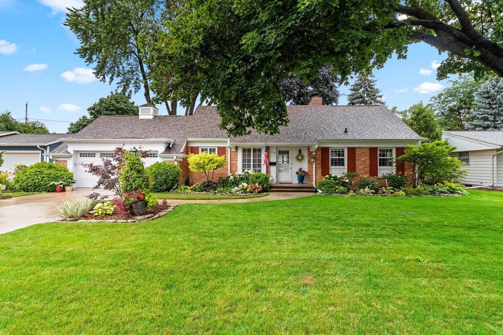Photo of 1049 Kalfahs STREET, Neenah, WI 54956 (MLS # 50328563)