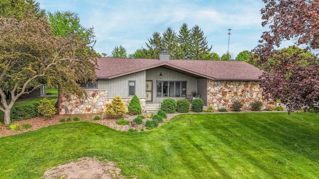 Photo of N8060 Maass ROAD, Seymour, WI 54165 (MLS # 50325899)