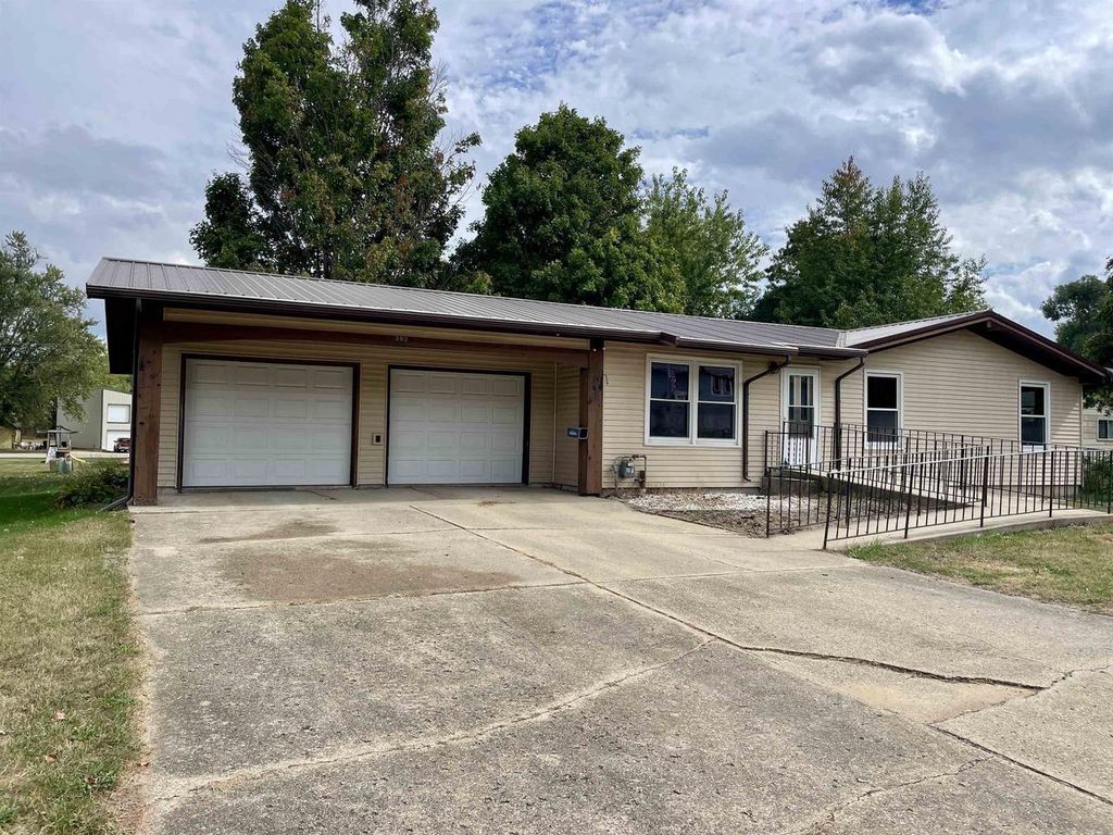 Photo of 302 N 5th AVENUE, Albany, WI 53502 (MLS # 2010230)