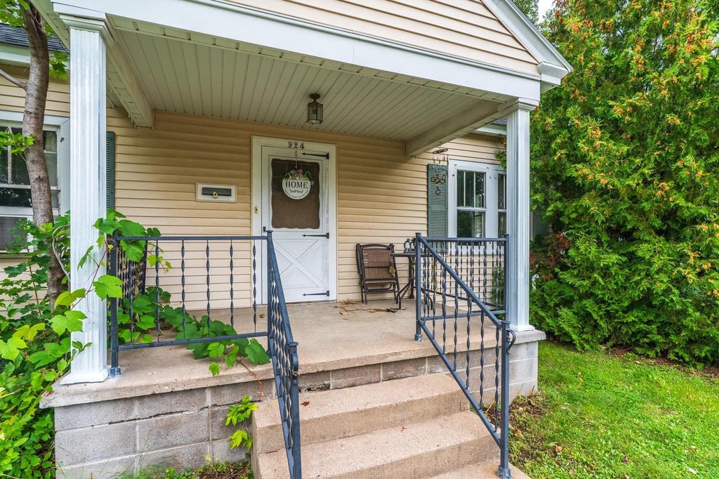 Photo of 924 N 4th AVENUE, Wausau, WI 54401 (MLS # 22604657)