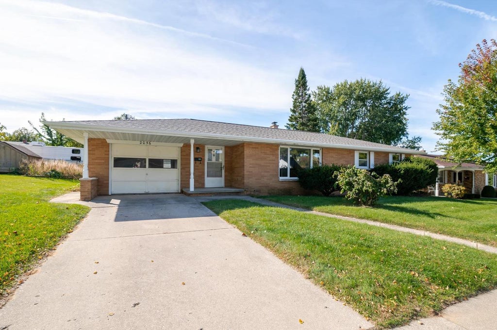 Photo of 2056 Zeise AVENUE, Green Bay, WI 54302 (MLS # 50334116)