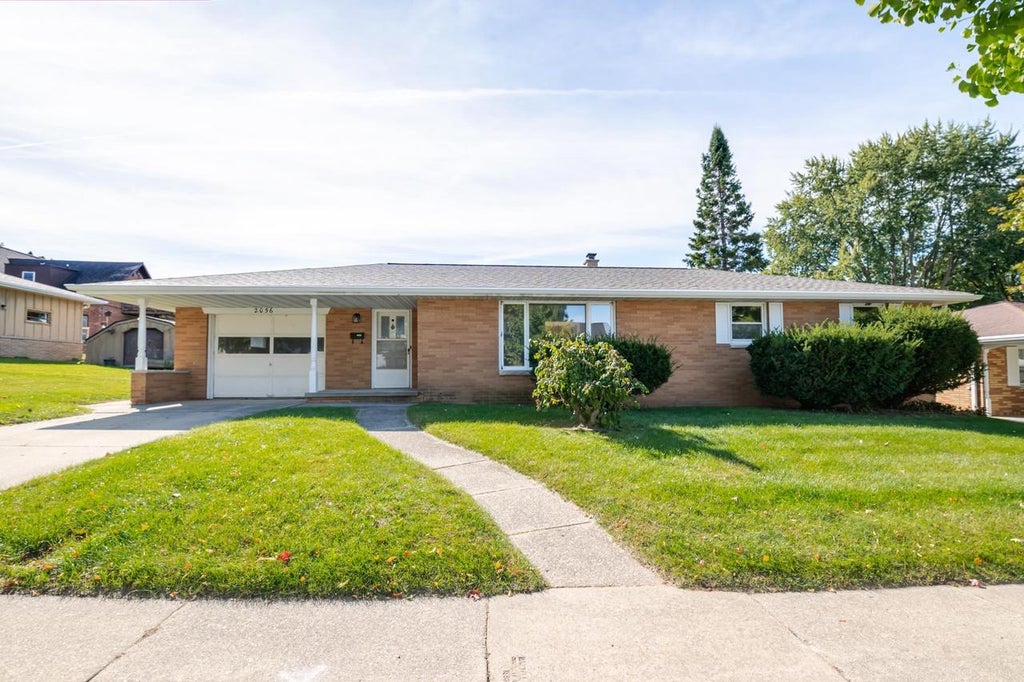 Photo of 2056 Zeise AVENUE, Green Bay, WI 54302 (MLS # 50334116)
