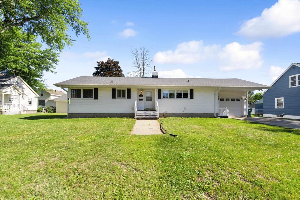 Photo of 1024 W Hosmer STREET, Marinette, WI 54143 (MLS # 50327522)