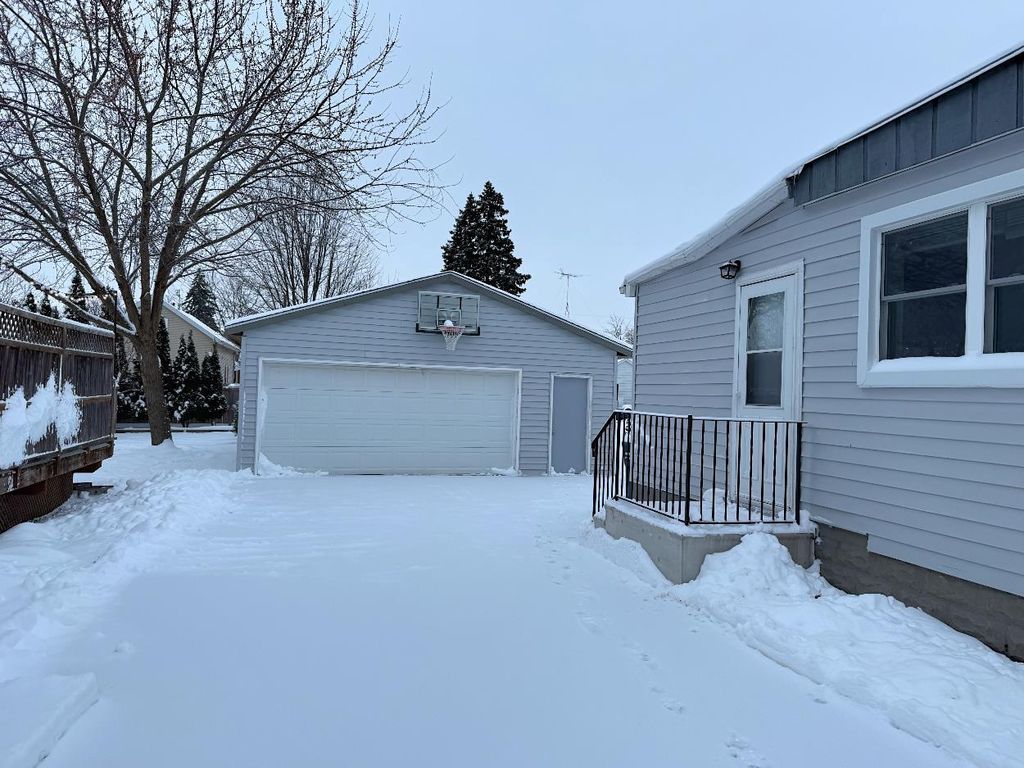 Photo of 843 Bismarck AVENUE, Oshkosh, WI 54902 (MLS # 50318870)