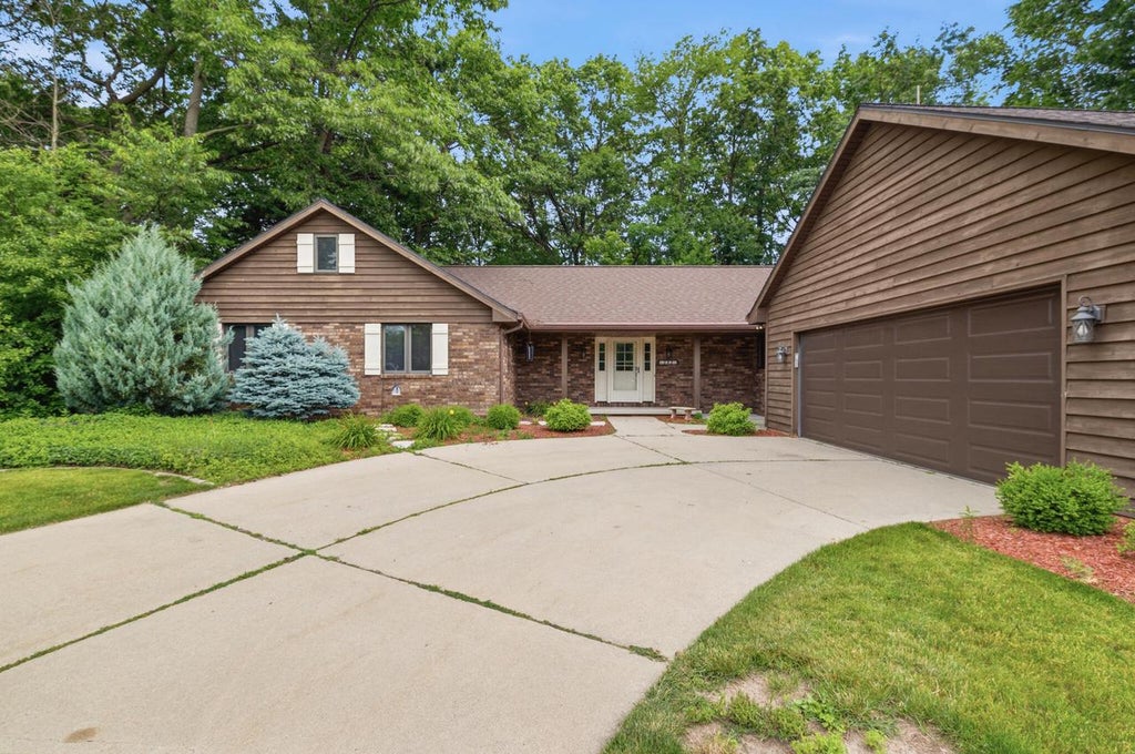 Photo of 343 E Le Capitaine CIRCLE, Green Bay, WI 54302 (MLS # 1969071)