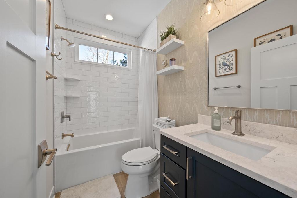 Photo of 422 S Lakeshore DRIVE, Fontana, WI 53125 (MLS # 1954315)