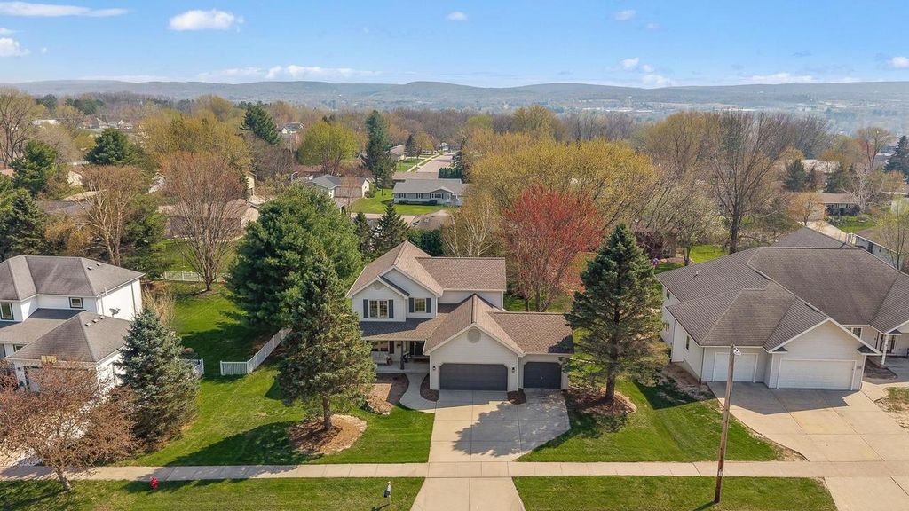 Photo of 625 Bascom Hill DRIVE, Baraboo, WI 53913 (MLS # 2021505)