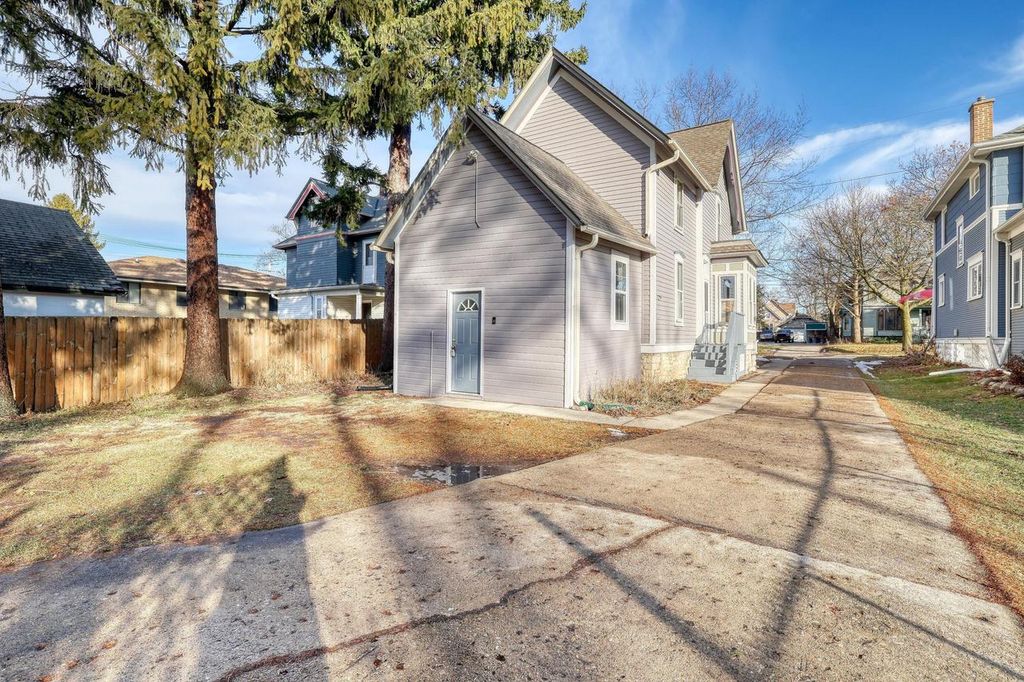 Photo of 318 N Hartwell AVENUE, Waukesha, WI 53186 (MLS # 1946590)