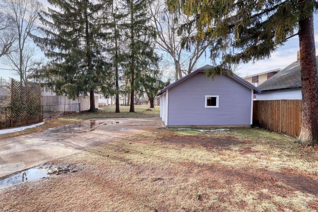 Photo of 318 N Hartwell AVENUE, Waukesha, WI 53186 (MLS # 1946590)