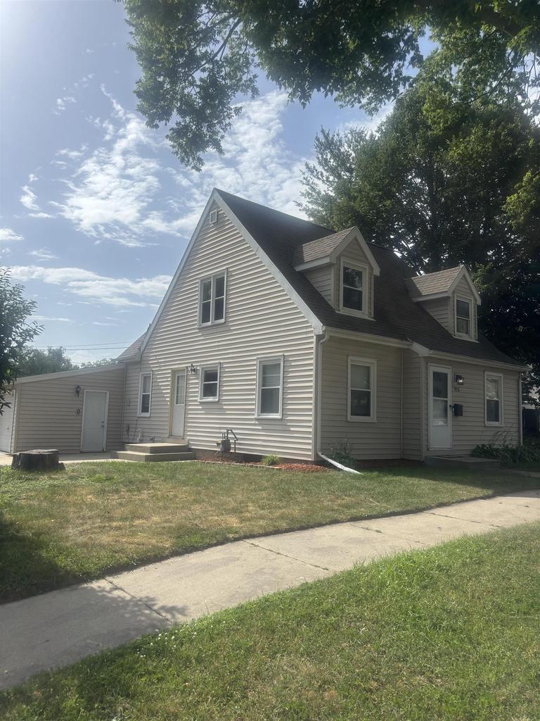 Photo of 915 West STREET, Baraboo, WI 53913 (MLS # 2027171)