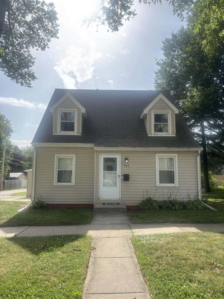 Photo of 915 West STREET, Baraboo, WI 53913 (MLS # 2027171)