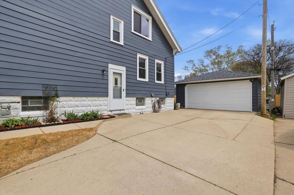 Photo of 3518 S Howell AVENUE, Milwaukee, WI 53207 (MLS # 1959322)