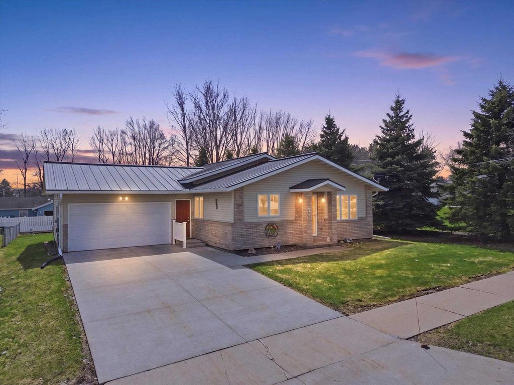 Photo of 404 W Ives STREET, Marshfield, WI 54449 (MLS # 22601480)