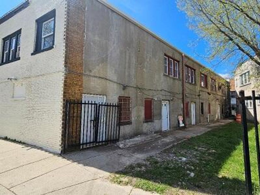 Photo of 1306 W Atkinson AVENUE #1318, Milwaukee, WI 53206 (MLS # 1958857)