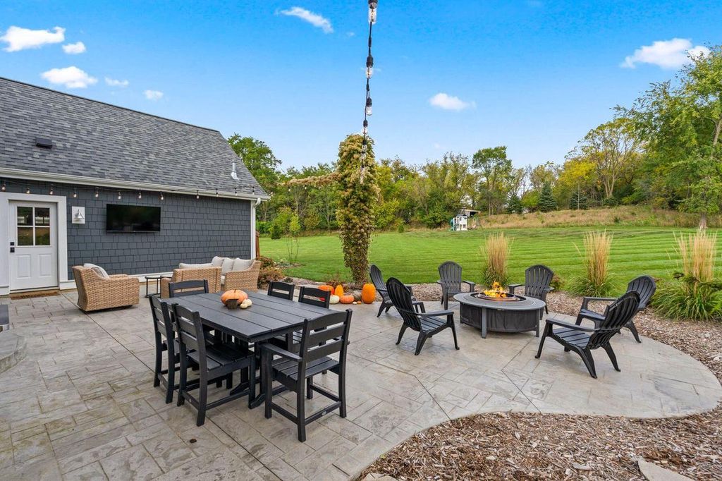 Photo of N91W29172 Bobtail COURT, Hartland, WI 53029 (MLS # 1937793)