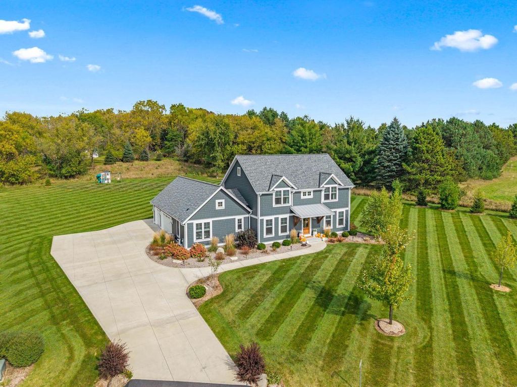 Photo of N91W29172 Bobtail COURT, Hartland, WI 53029 (MLS # 1937793)