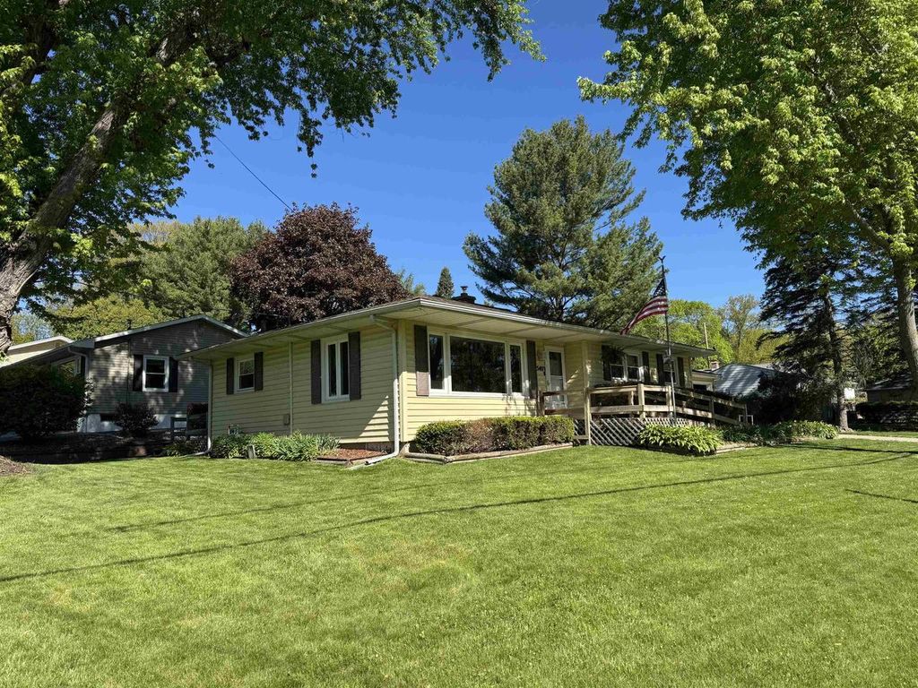 Photo of 5403 Winnequah ROAD, Monona, WI 53716 (MLS # 2022332)
