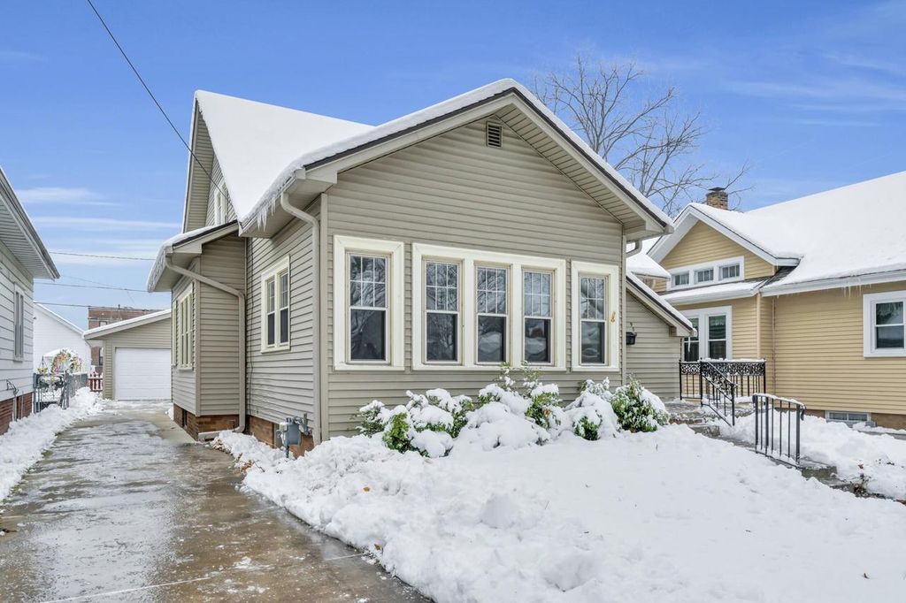 Photo of 909 Augusta STREET, Racine, WI 53402 (MLS # 1944287)