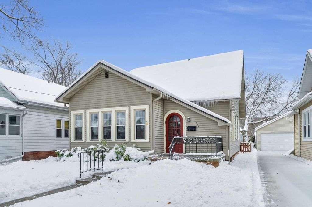 Photo of 909 Augusta STREET, Racine, WI 53402 (MLS # 1944287)