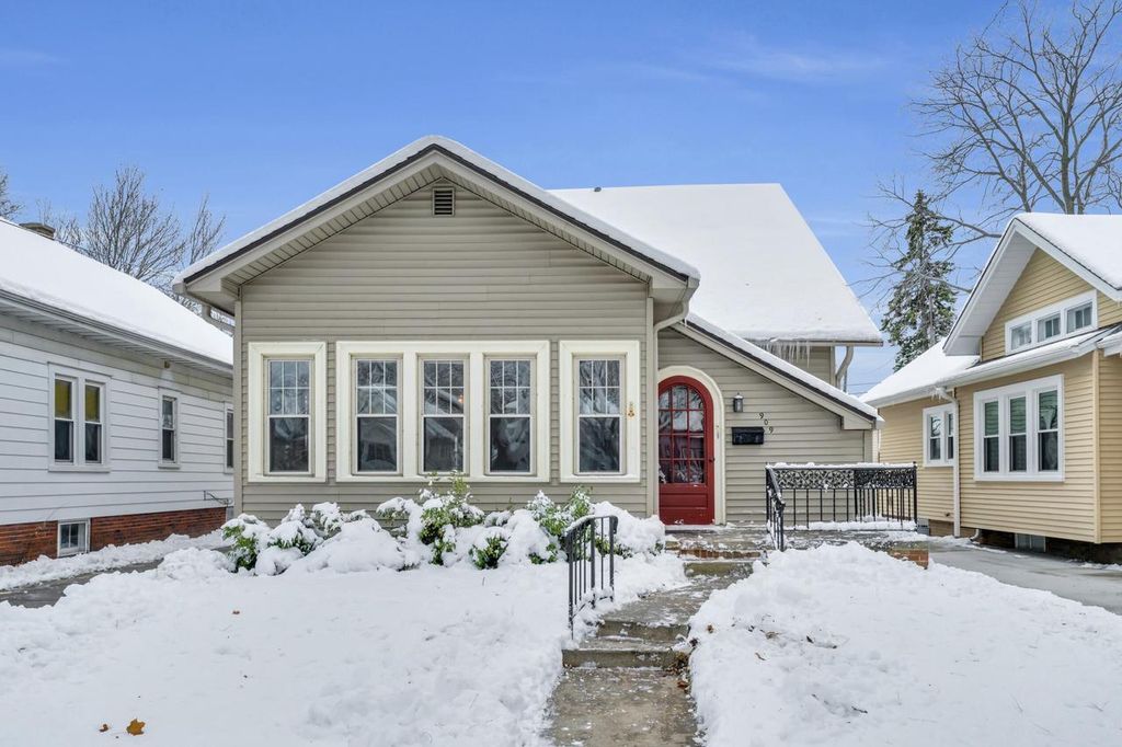Photo of 909 Augusta STREET, Racine, WI 53402 (MLS # 1944287)