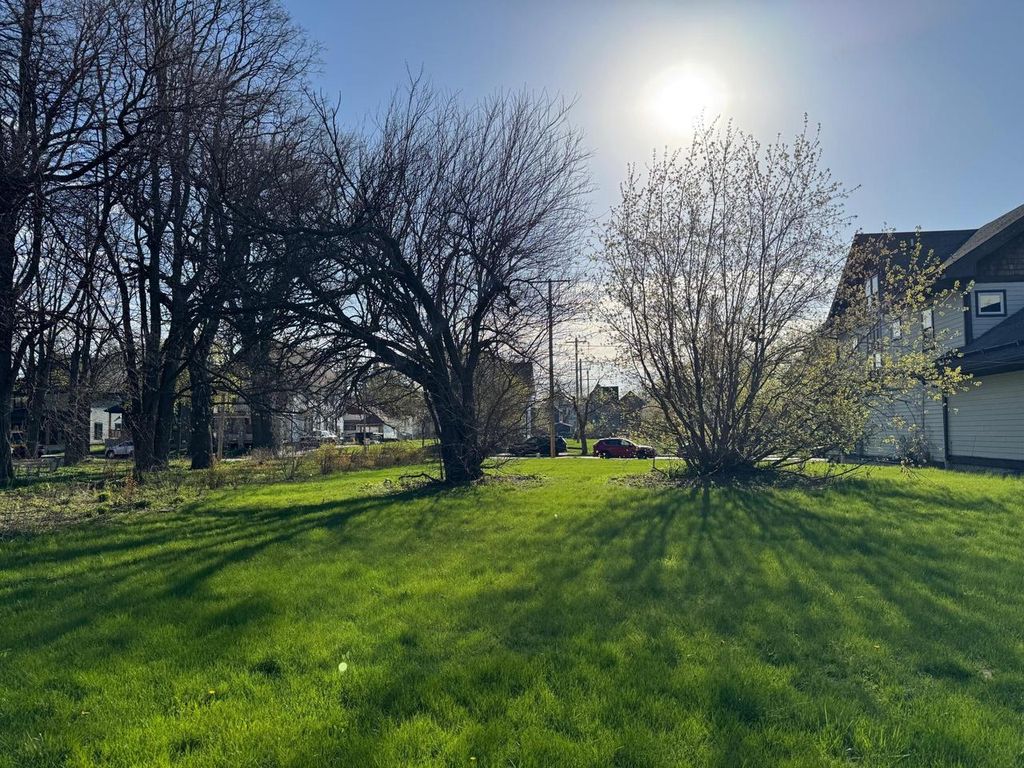 Photo of 2333 N 6th STREET, Milwaukee, WI 53212 (MLS # 1960632)