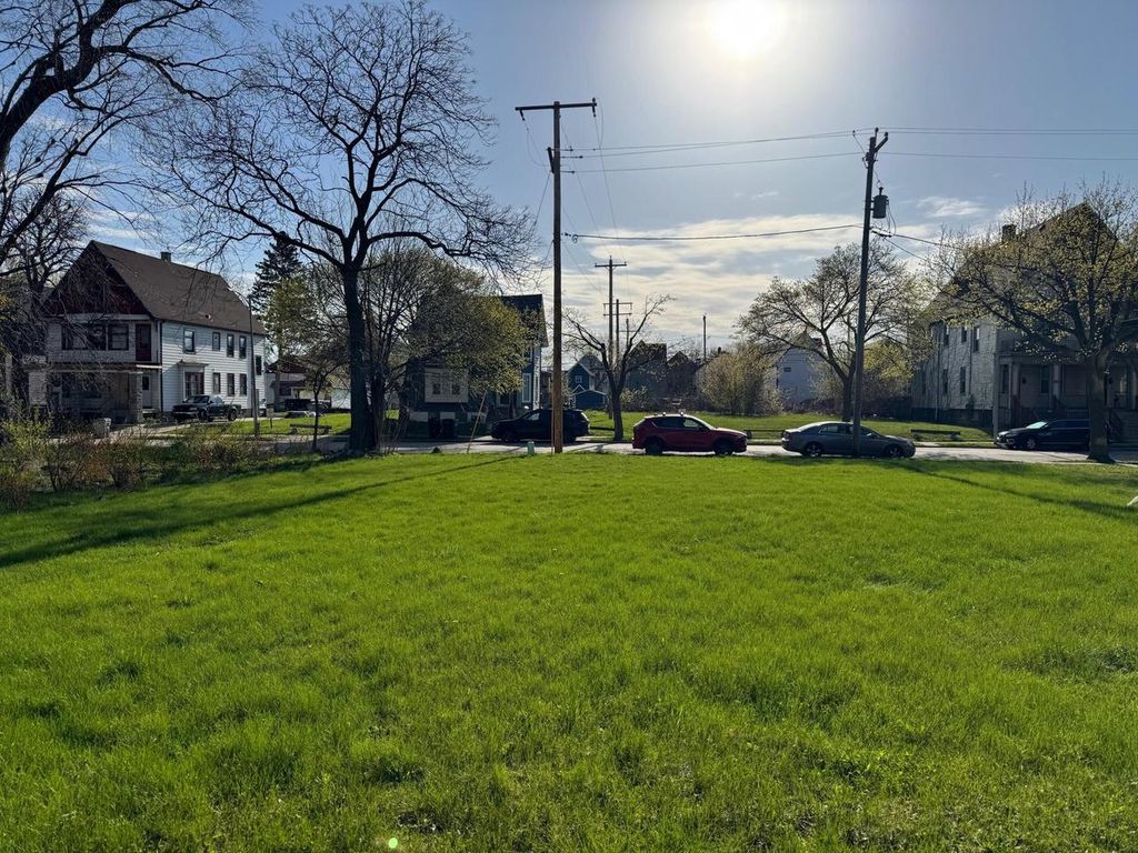 Photo of 2333 N 6th STREET, Milwaukee, WI 53212 (MLS # 1960632)