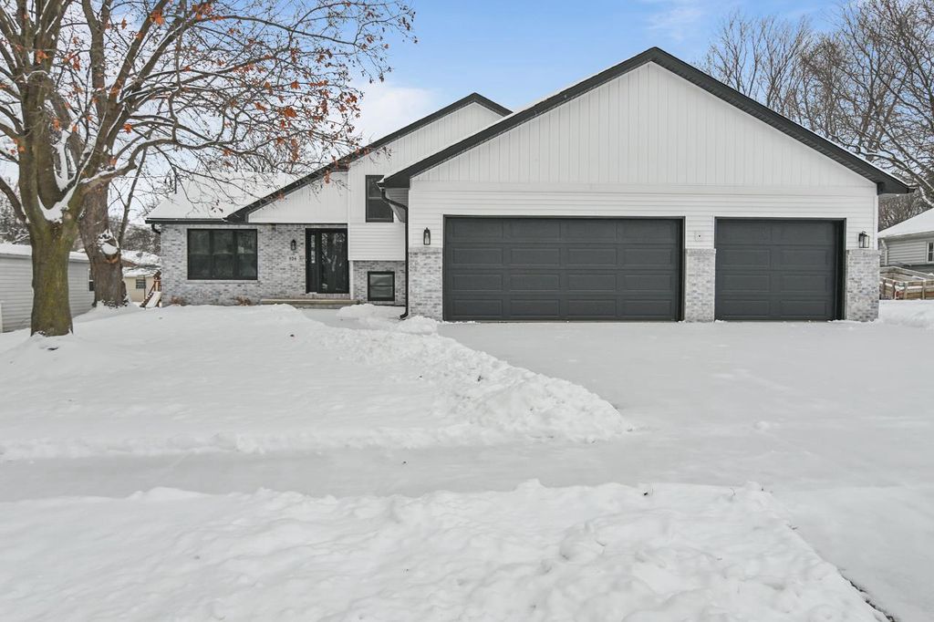 Photo of 936 W 10th STREET, Kaukauna, WI 54130 (MLS # 50318858)