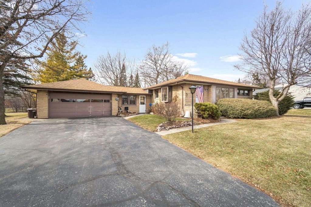 Photo of 5333 S 28th STREET, Greenfield, WI 53221 (MLS # 1952639)