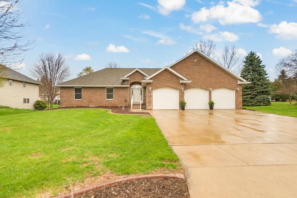 Photo of 702 Marcks COURT, Luxemburg, WI 54217 (MLS # 50324433)
