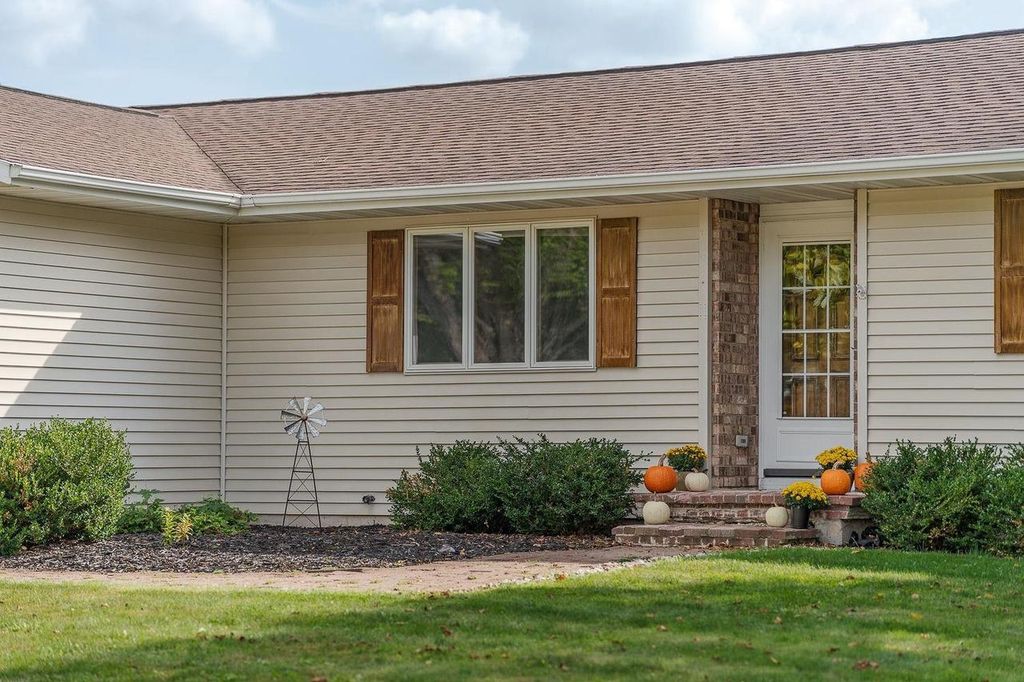 Photo of 633 Naragansett AVENUE, Baraboo, WI 53913 (MLS # 2009880)