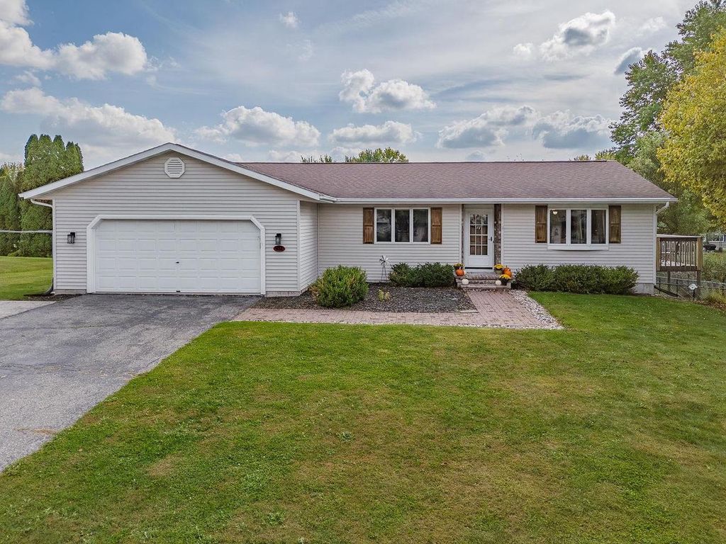 Photo of 633 Naragansett AVENUE, Baraboo, WI 53913 (MLS # 2009880)