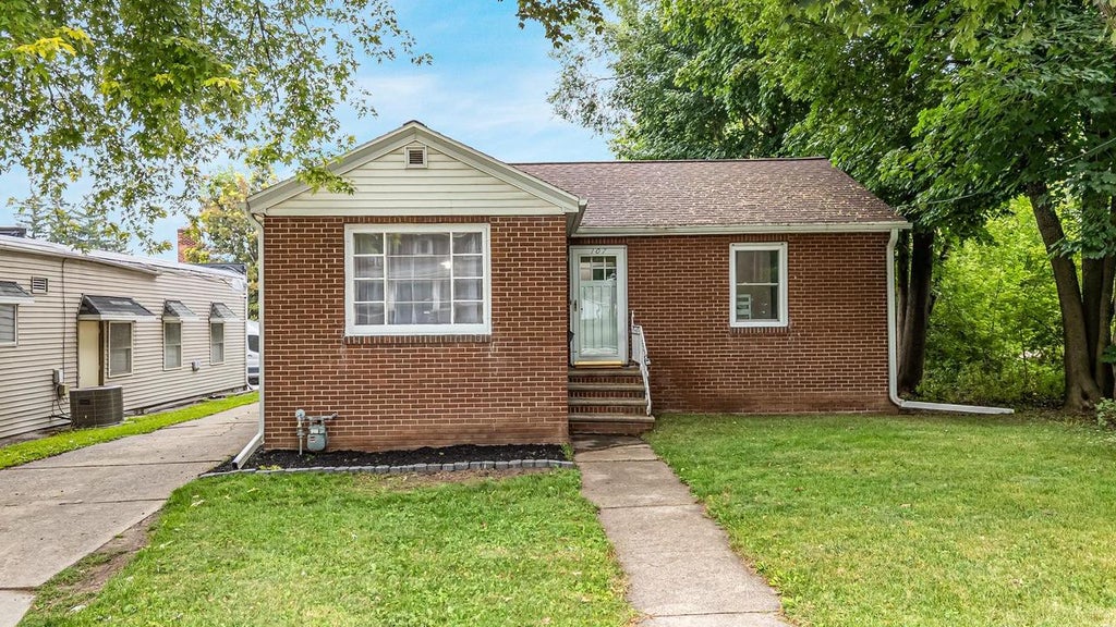 Photo of 107 S Oneida STREET, Green Bay, WI 54303 (MLS # 50331097)