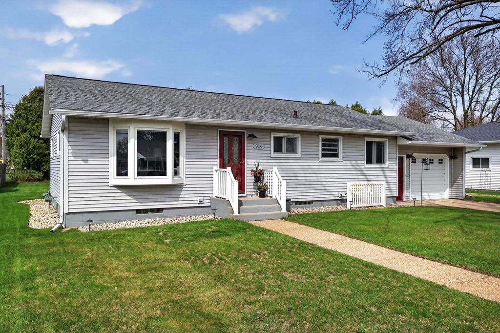 Photo of 910 16th Street South St, Wisconsin Rapids, WI 54494 (MLS # 22601730)