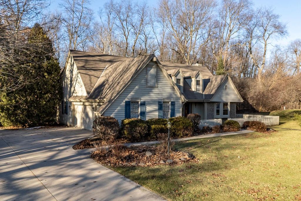 Photo of S35W27905 Pheasant RUN, Waukesha, WI 53189 (MLS # 1947635)