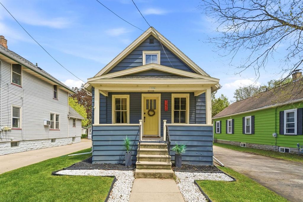 Photo of 1226 Bay Shore DRIVE, Oshkosh, WI 54901 (MLS # 50325374)