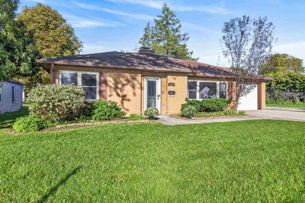 Photo of 421 S Lake STREET, Neenah, WI 54956 (MLS # 50333228)