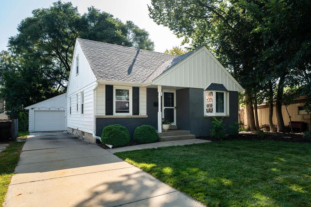 Photo of 516 N Pleasant View STREET, Wauwatosa, WI 53226 (MLS # 1948450)
