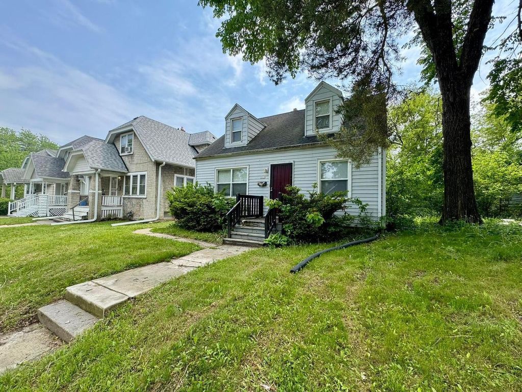 Photo of 3223 W Fairmount AVENUE, Milwaukee, WI 53209 (MLS # 1946092)