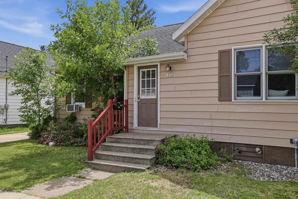 Photo of 1932 Prairie STREET, Stevens Point, WI 54481 (MLS # 22602732)
