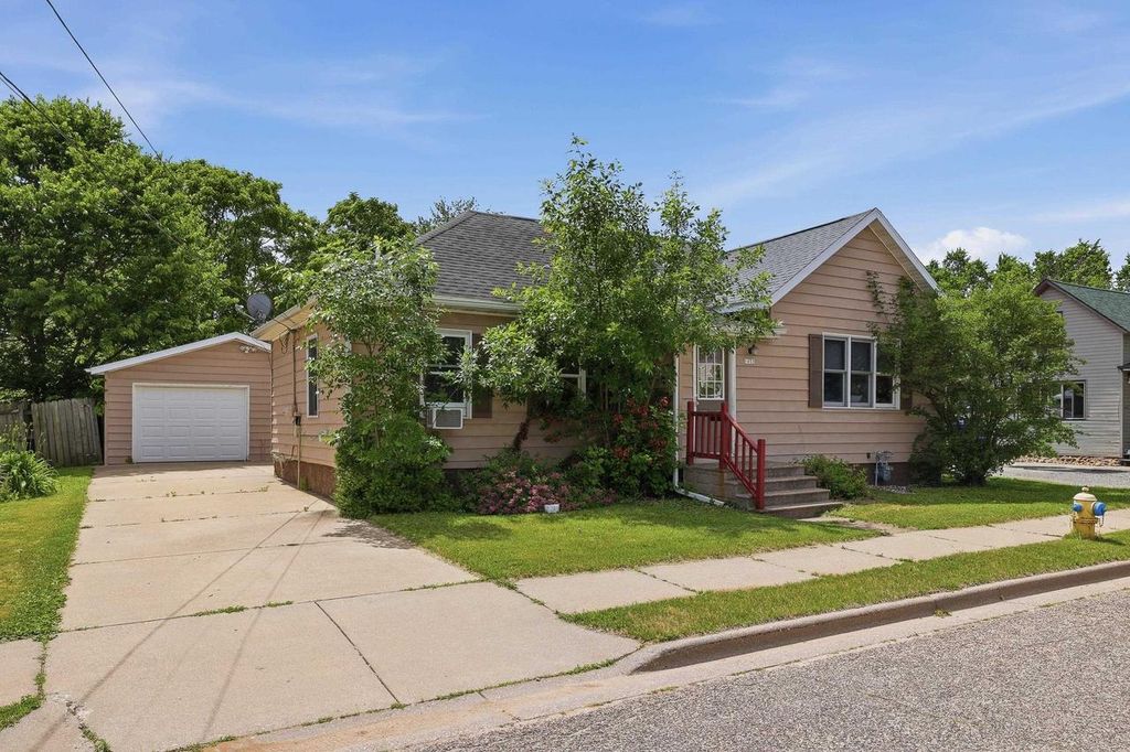 Photo of 1932 Prairie STREET, Stevens Point, WI 54481 (MLS # 22602732)