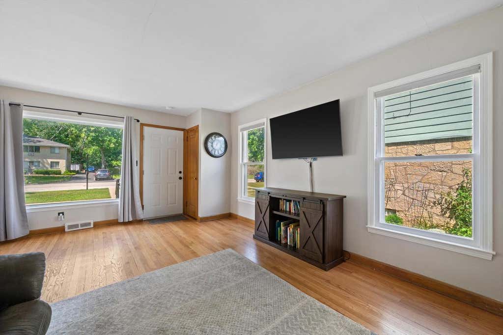 Photo of 5700 N Sidney PLACE, Glendale, WI 53209 (MLS # 1975409)
