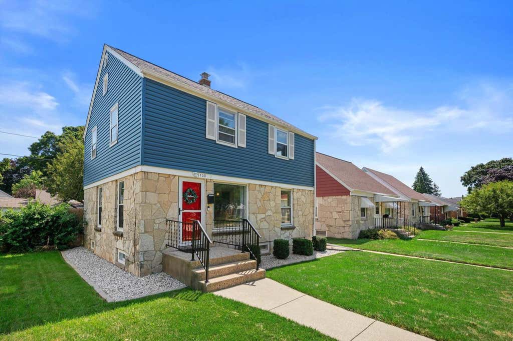 Photo of 5700 N Sidney PLACE, Glendale, WI 53209 (MLS # 1975409)