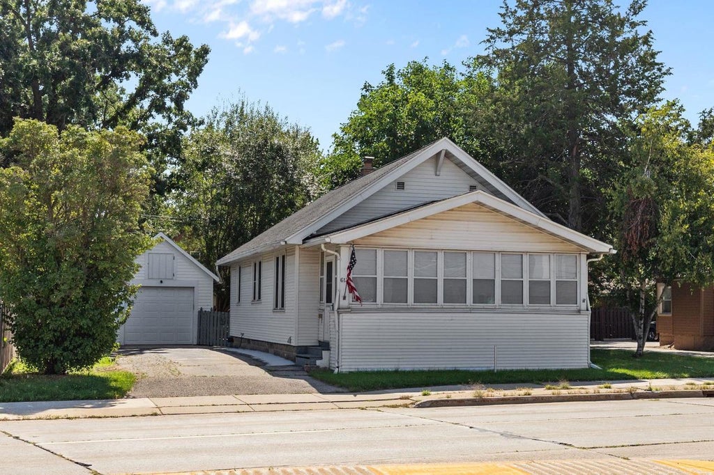 Photo of 613 W Wisconsin AVENUE, Appleton, WI 54911 (MLS # 50332364)