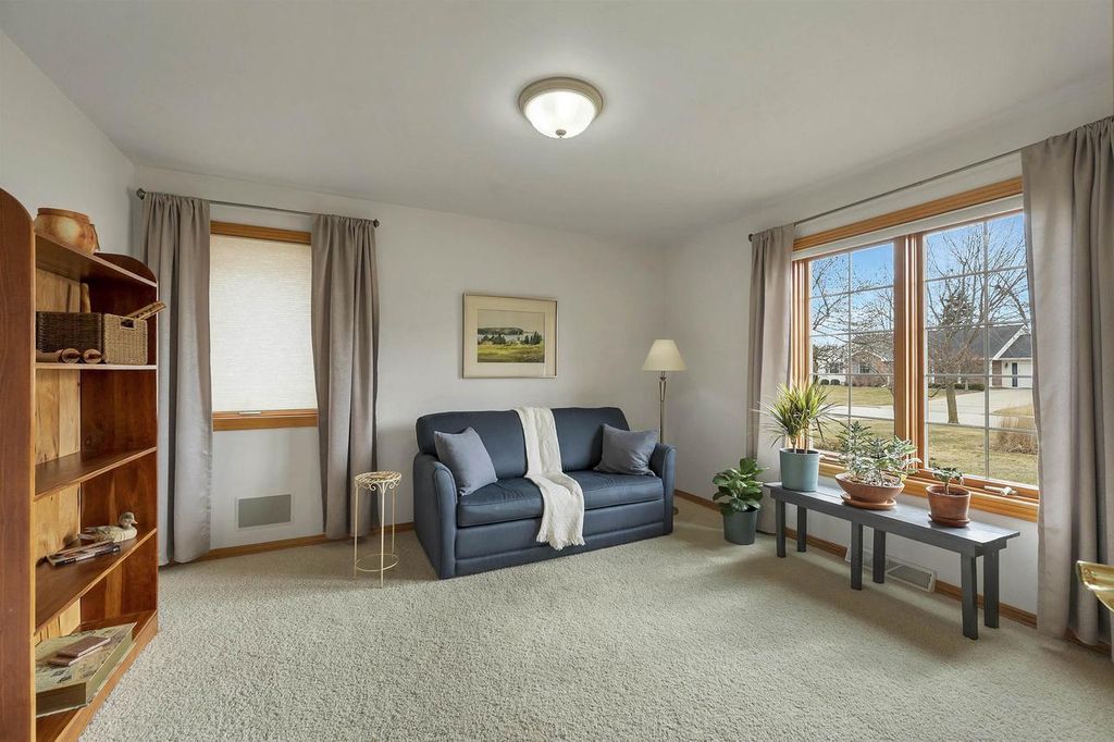 Photo of 3670 Copper Oak CIRCLE, Green Bay, WI 54313 (MLS # 50322123)