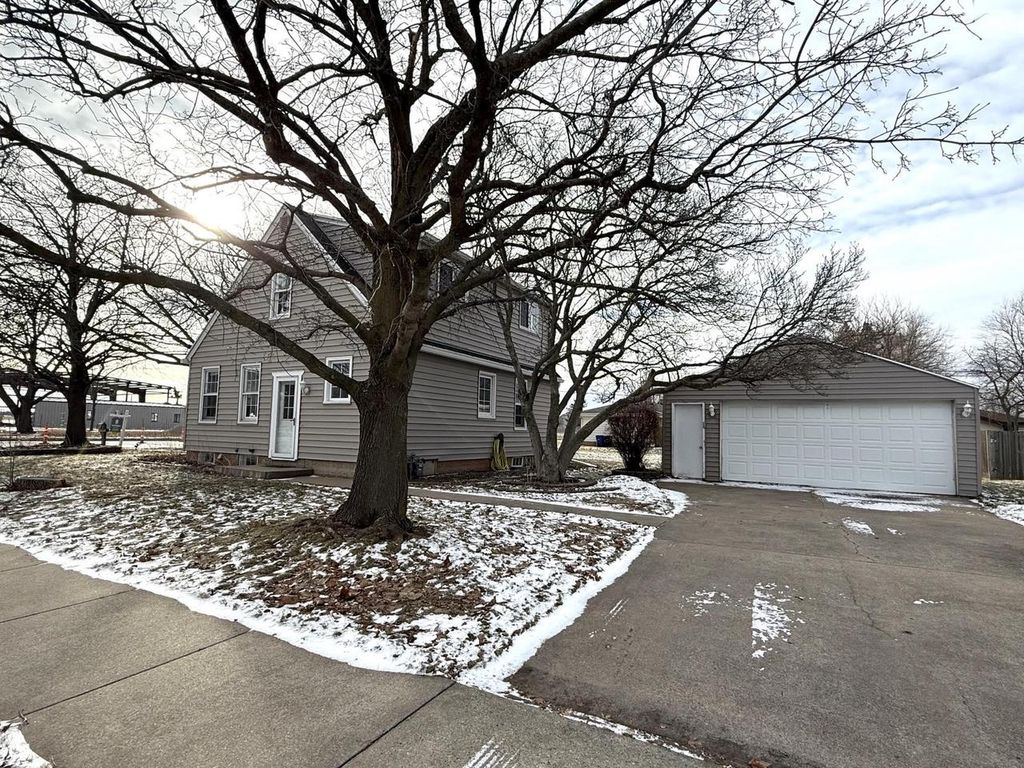 Photo of 702 W 20th AVENUE, Oshkosh, WI 54902 (MLS # 50320065)